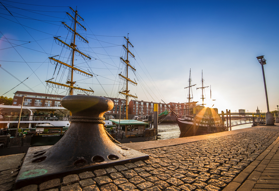 Die Uferpromenade „Bremer Schlachte“ lädt dazu ein, das einzigartige Flair der Hansestadt zu genießen.