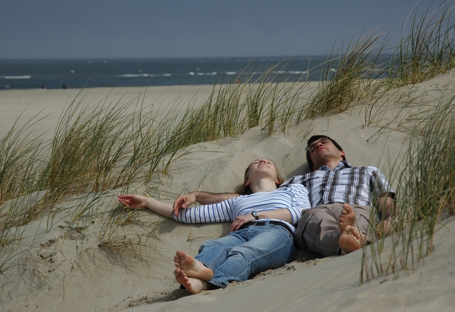 Legen Sie sich für eine Runde an den Ostseestrand.