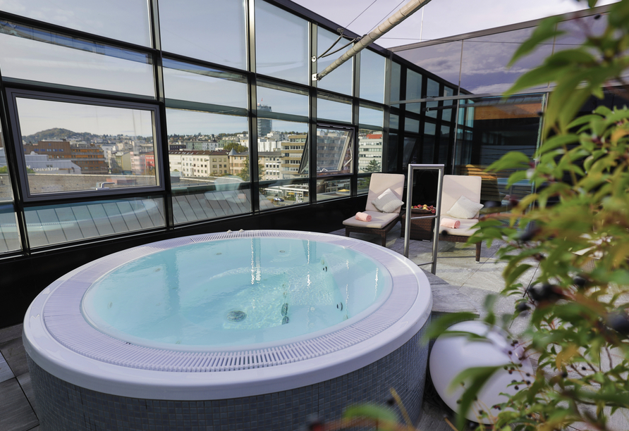 Der Außen-Whirlpool befindet sich auf der Dachterrasse mit herrlichem Ausblick.