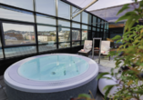 Der Außen-Whirlpool befindet sich auf der Dachterrasse mit herrlichem Ausblick.