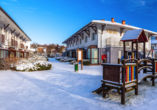 Außenansicht des Hotels Dozamel in Kolberg im Winter