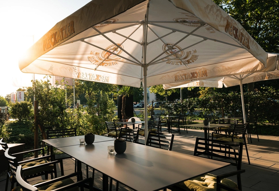 Bei schönem Wetter finden Sie auf der Terrasse des Hotels Trezor in Singen Ihren Platz in der Sonne.