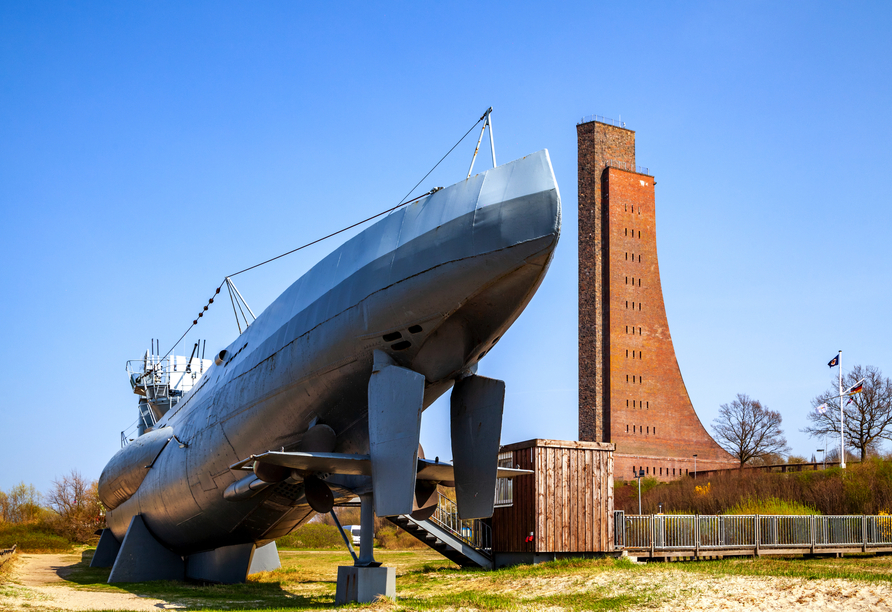 Das Marine-Ehrenmal (im Hintergrund) und das U-Boot im Ostseebad Laboe sind interessante Fotomotive.