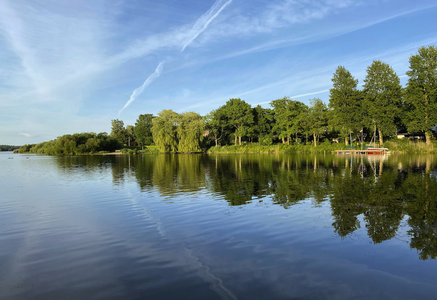 Der Einfelder See ist nur ca. 7 km von Ihrem Urlaubshotel entfernt.