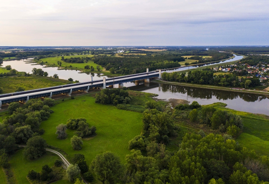 Inmitten einer wunderschönen Landschaft finden Sie das Wasserstraßenkreuz Magdeburg mit der größten Kanalbrücke Europas. 