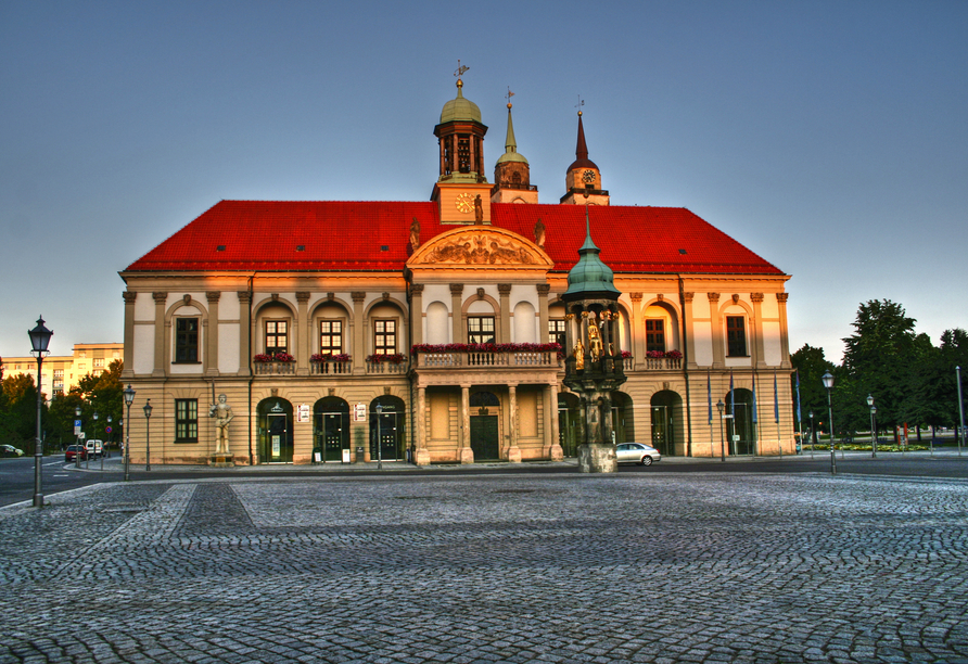 Das Alte Rathaus von Magdeburg am Alten Markt darf auf Ihrer Erkundungstour nicht fehlen. 