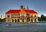 Das Alte Rathaus von Magdeburg am Alten Markt darf auf Ihrer Erkundungstour nicht fehlen. 