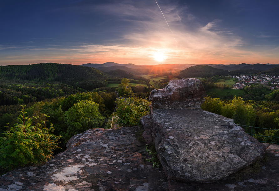 Nur wenige Kilometer entfernt befindet sich die Burg Drachenfels – genießen Sie eine einzigartige Aussicht.