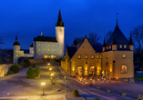 Auch bei Nacht verzaubert die Außenanlage des Hotels.