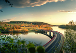 Flanieren Sie über die Talsperre Rauschenbach und genießen Sie die atemberaubende Aussicht.