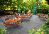 Auch der hoteleigene Biergarten lädt zu unvergesslichen Stunden ein.