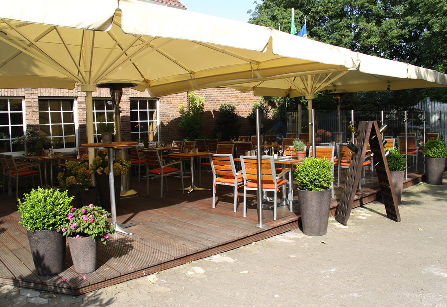 Genießen Sie ein Glas Wein oder Bier, während Sie auf der Terrasse relaxen.