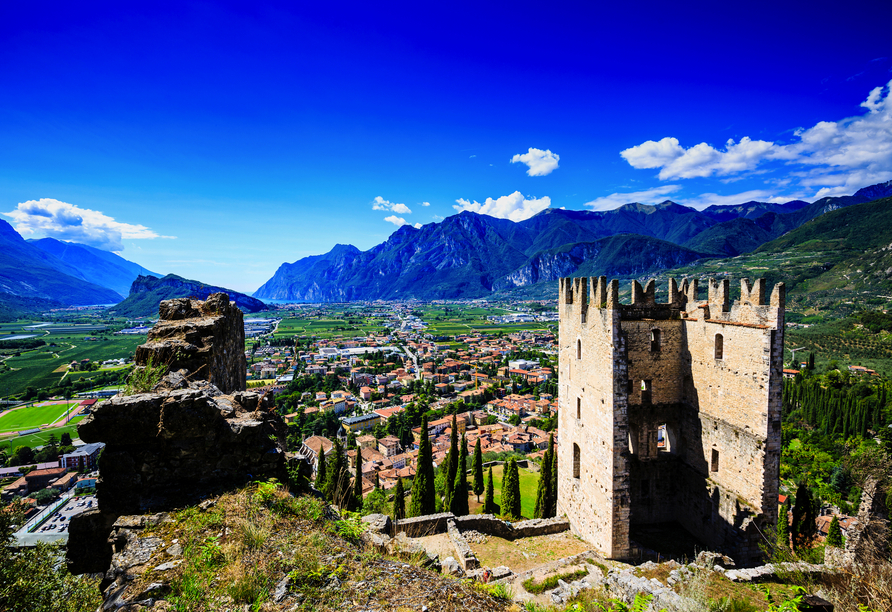 Die Burgruine in Arco mit traumhaftem Blick über die Altstadt bis zum Gardasee.