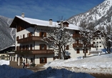 Außenansicht des Hotels Stella Alpina im Winter