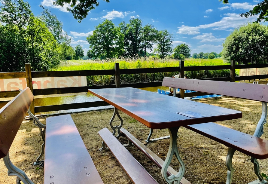 Im Biergarten mit Sommerterrasse können Sie bei Sonnenschein wunderbar verweilen.