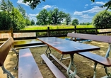 Im Biergarten mit Sommerterrasse können Sie bei Sonnenschein wunderbar verweilen.