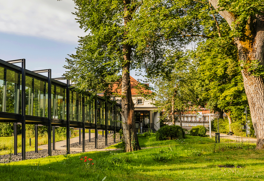 Über einen Gang erreichen Sie das Badehaus des Kurhaus Hotels Bad Bocklet.