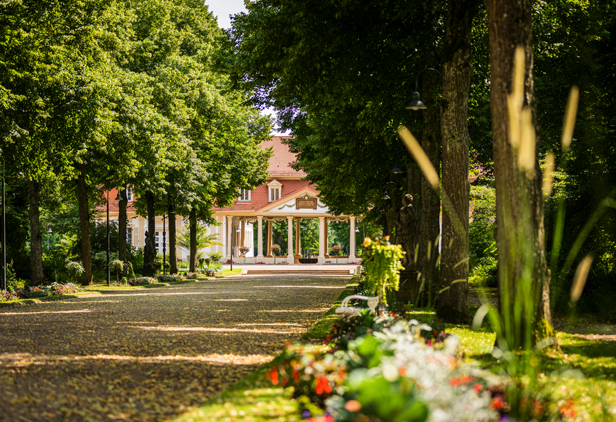 Idyllisch im Kurpark gelegen begrüßt Sie Ihr Kurhaus Hotel Bad Bocklet.