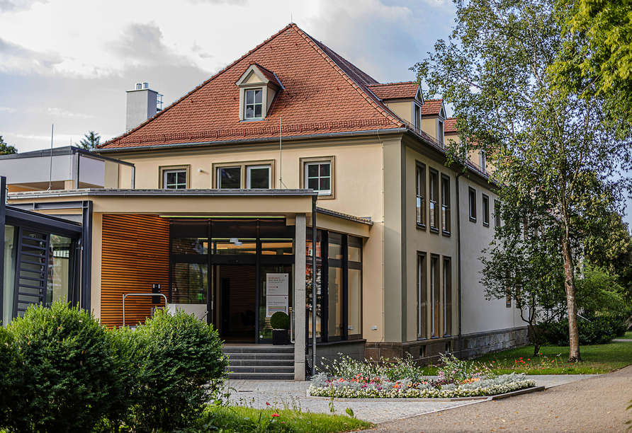 Eingebettet in den Kurpark von Bad Bocklet erwartet Sie das Badehaus des Kurhaus Hotels Bad Bocklet.