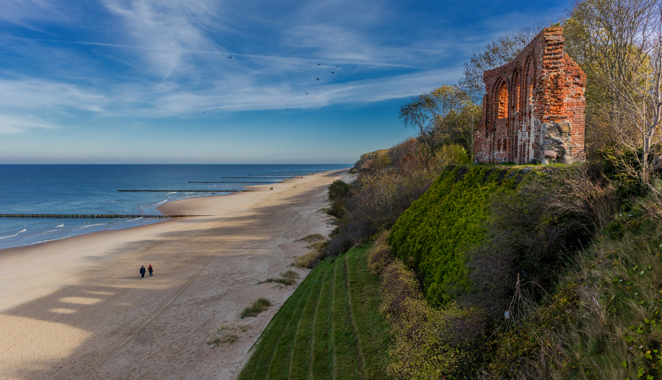 Wunderschöner Strandspaziergang entlang der Klippen an der Ostsee