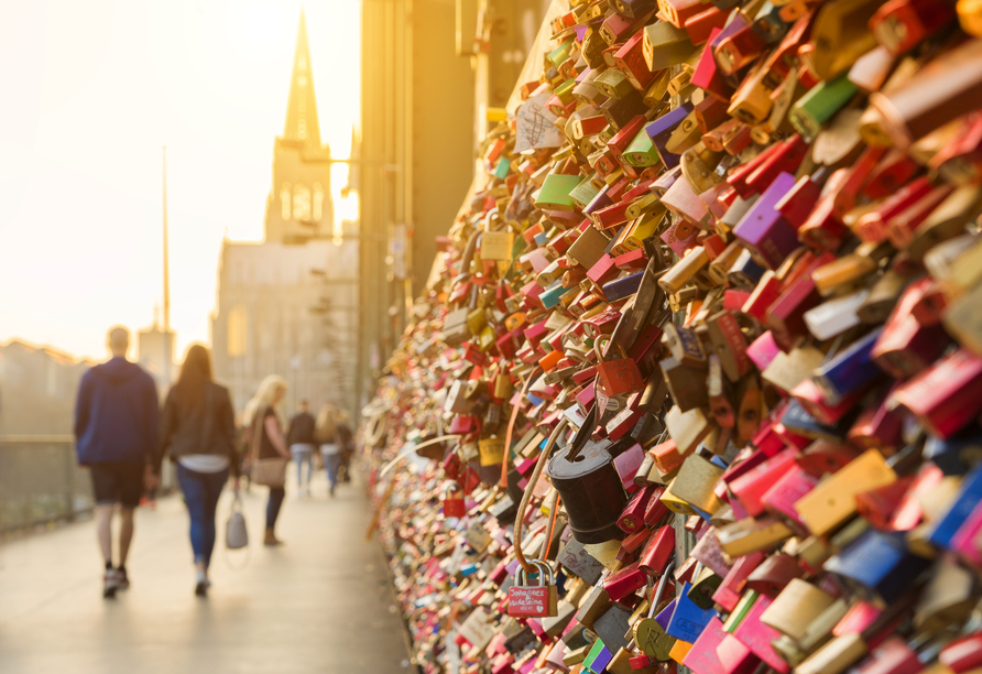 Die Hohenzollernbrücke in Köln trägt die Liebesschlösser etlicher Pärchen.