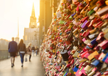 Die Hohenzollernbrücke in Köln trägt die Liebesschlösser etlicher Pärchen.