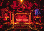 Umwerfende Theaterkulisse im Vorbild des Moulin Rouge in Paris