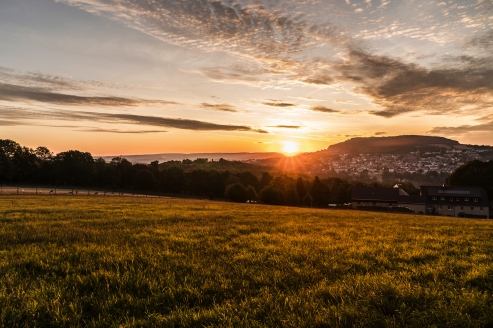 Wenn Sie früh genug wach sind, können Sie den Sonnenaufgang über Annaberg-Buchholz erleben.