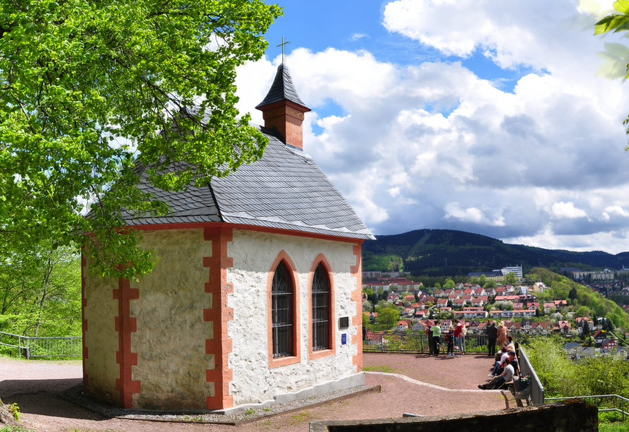 Von der Ottilienkapelle aus ist der Blick auf Suhl besonders schön.