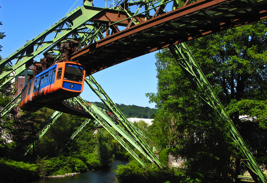 Erkunden Sie Wuppertal mit seiner berühmten Schwebebahn.