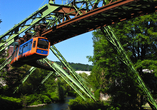 Erkunden Sie Wuppertal mit seiner berühmten Schwebebahn.