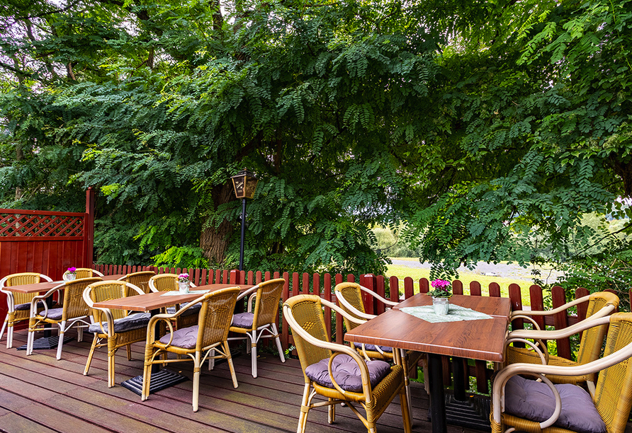 Verbringen Sie entspannte Momente auf der Hotelterrasse.