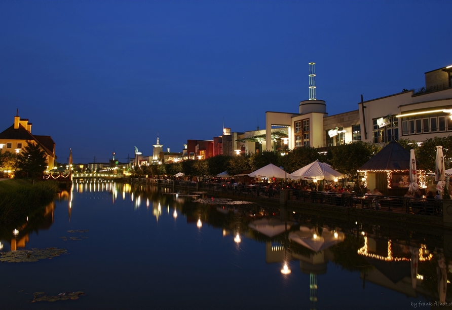 Auch bei Nacht bietet die Innenstadt von Oberhausen am Rhein-Herne-Kanal einen zauberhaften Anblick.