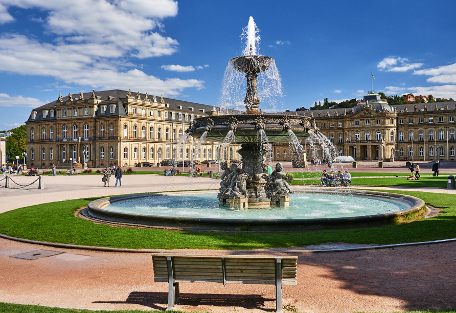 Spazieren Sie über den wunderschönen Schlossplatz in Stuttgart.