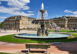 Spazieren Sie über den wunderschönen Schlossplatz in Stuttgart.