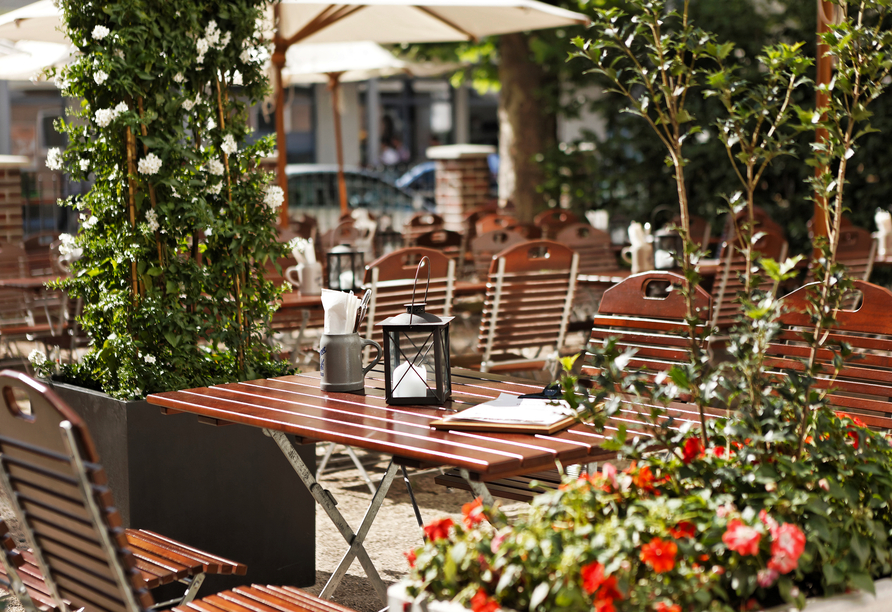 Freuen Sie sich auf ein kühles Bier im Biergarten der Hausbrauerei.