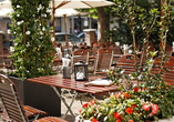 Freuen Sie sich auf ein kühles Bier im Biergarten der Hausbrauerei.