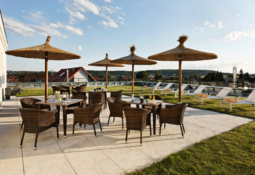 Sonnige Stunden lassen sich auf der Dachterrasse des Hotels genießen.