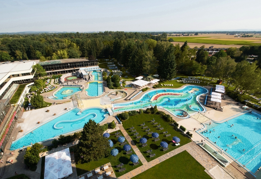 Tauchen Sie in die weitläufige Badewelt der Johannesbad Therme ein.