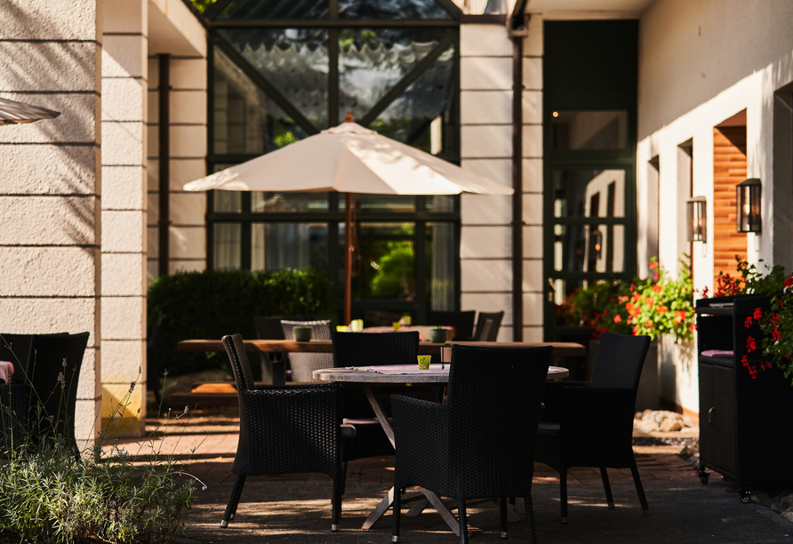 Auch die Terrasse lädt zu sonnigen Stunden im Freien ein.