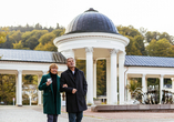 Gehen Sie mit Ihrem Kurbecher durch die Stadt und besichtigen Sie die Kolonnaden und Heilquellen in Marienbad.