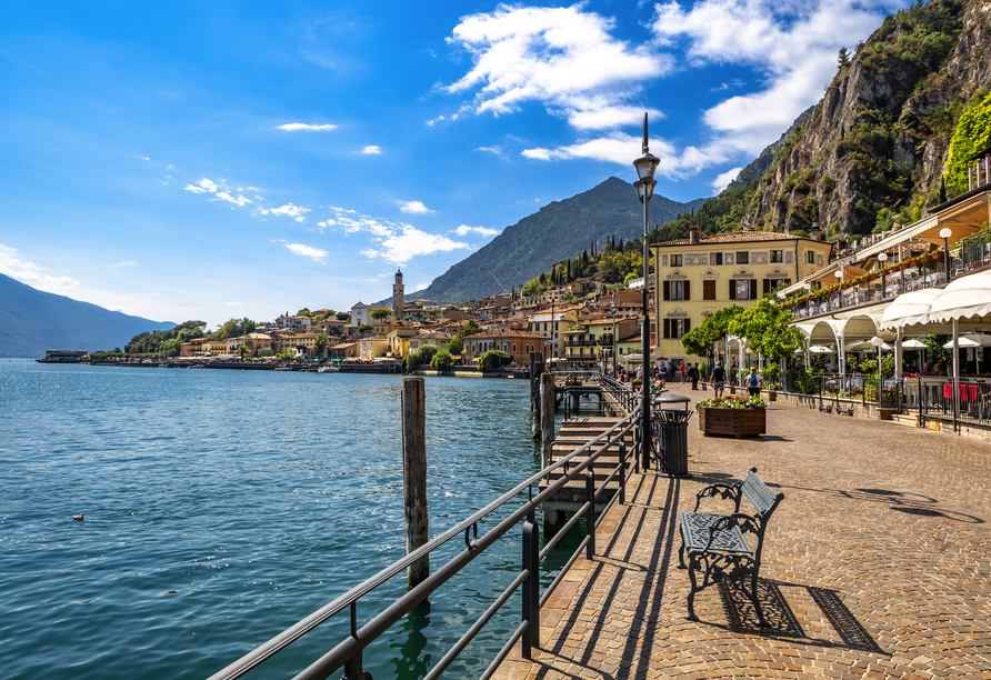 Flanieren Sie entlang der Promenade von Limone sul Garda.