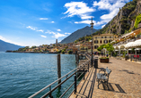 Flanieren Sie entlang der Promenade von Limone sul Garda.