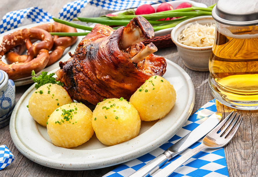 Probieren Sie traditionelle bayerische Gerichte.