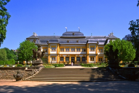 Veitshöchheim begrüßt Sie mit zahlreichen Sehenswürdigkeiten wie dem Schloss mit Rokokogarten.