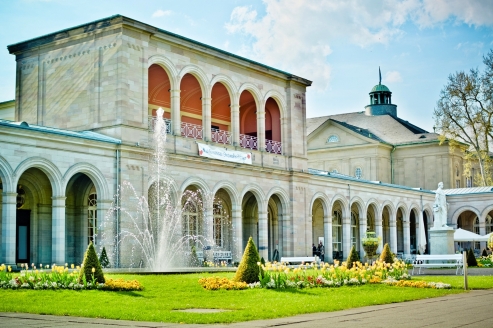 Der eindrucksvolle Arkadenbau im bayerischen Staatsbad Bad Kissingen