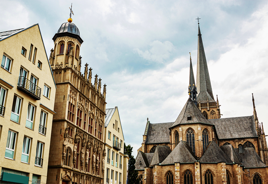 Willibrordi-Dom und Fassade des alten Rathaus am Markt in Wesel