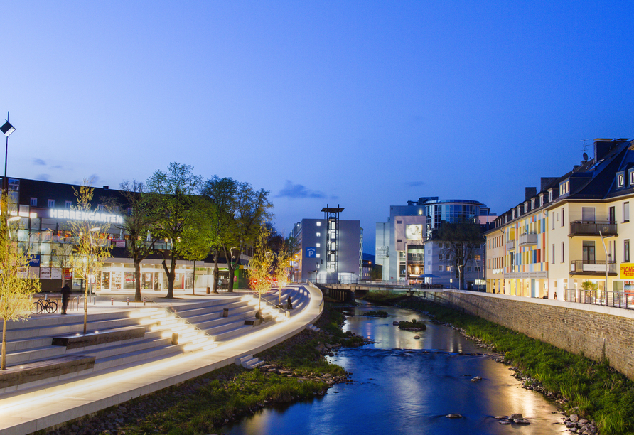 Das Siegufer in Siegen trennt Oberstadt und Unterstadt voneinander.