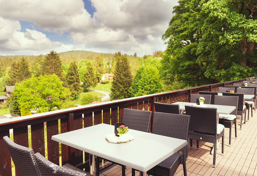 Von der Terrasse des Hotels aus genießen Sie einen fantastischen Blick ins Grüne.