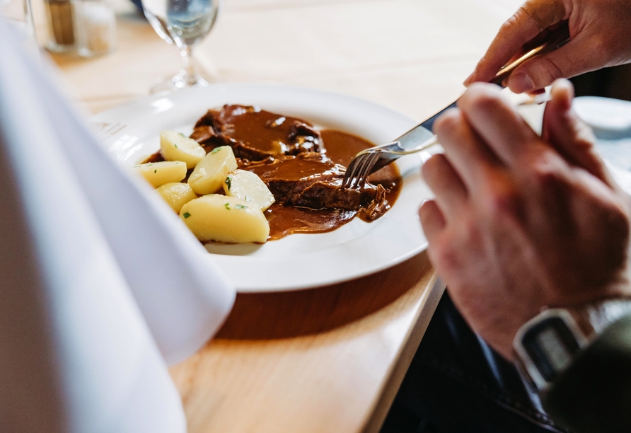 Lassen Sie sich nach einem aufregenden Tag in Schmallenberg im Restaurant des Hotels verwöhnen.